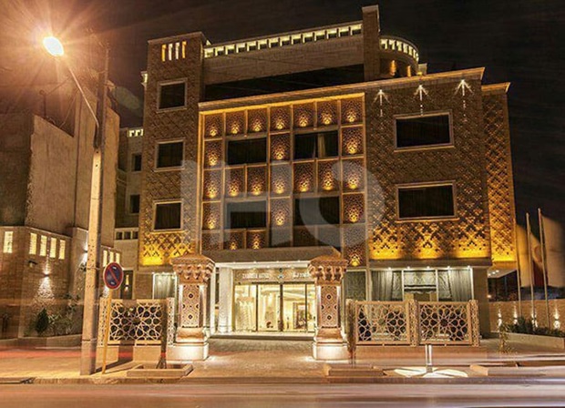 نمای هتل زندیه شیراز از بیرون در شب